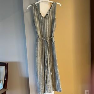 Beechlunchlounge grey and white jump suit.